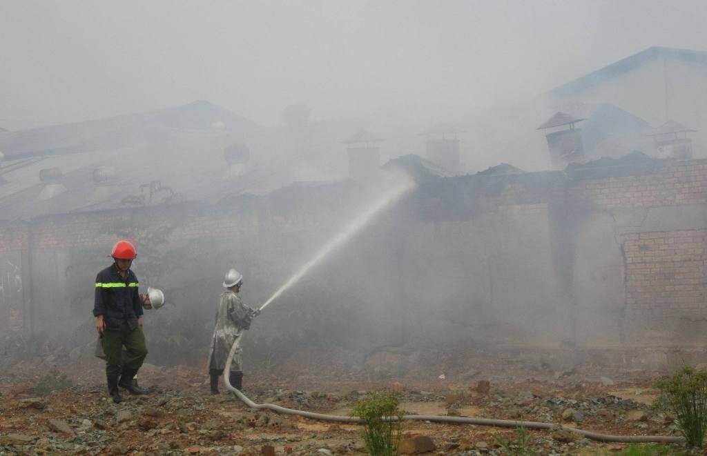 Xuong go hang ngan m2 boc chay du doi trong mua hinh anh