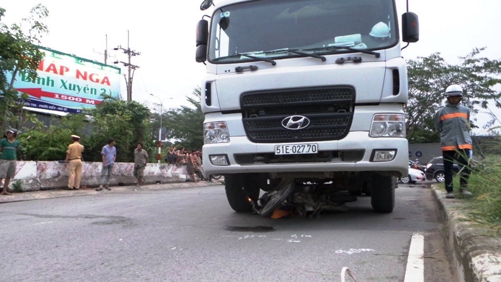 Mot nguoi bi xe bon cuon vao gam, keo le gan 10 m hinh anh