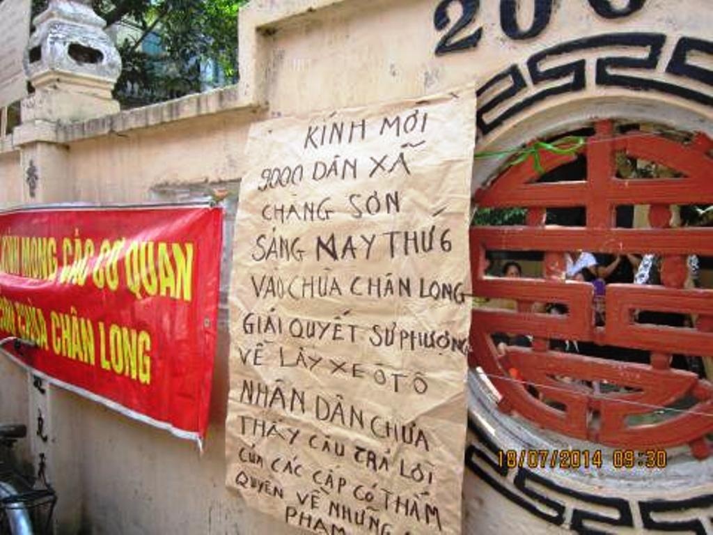 Biểu ngữ của người dân phản đối sư Phượng dán đầy cổng chùa, bên trong sân chùa, nhân dân tập trung.