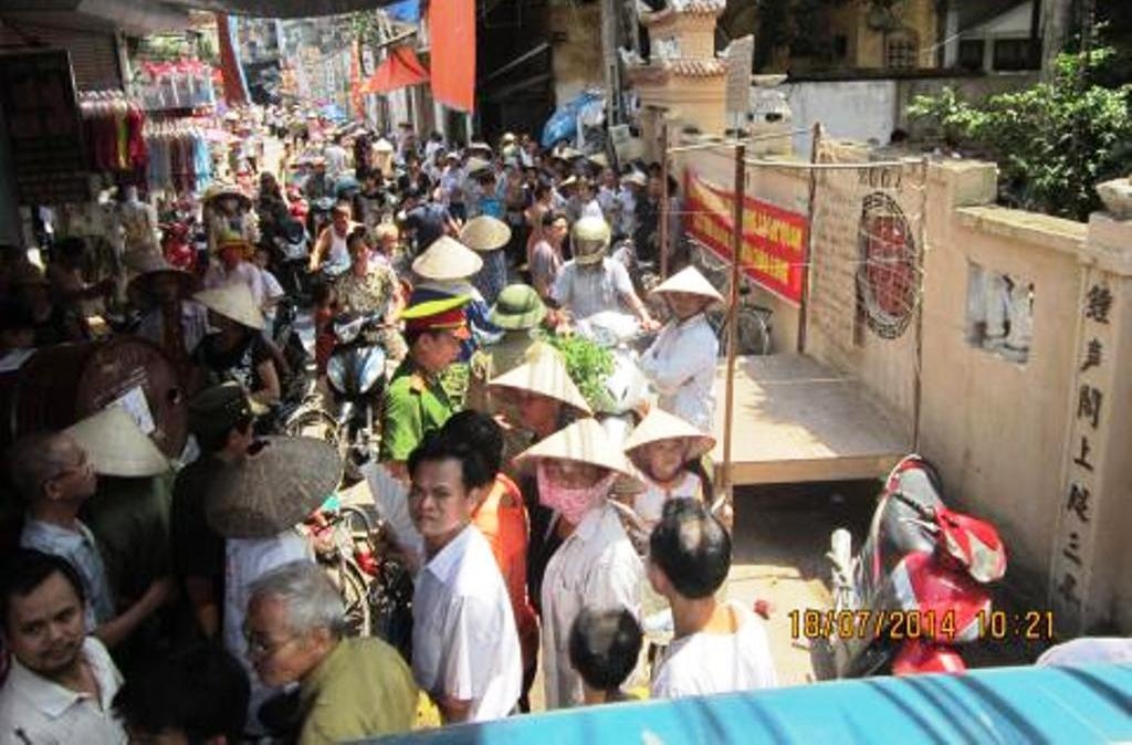 Dòng người ngăn cản đại diện của sư Phượng về lấy xe.