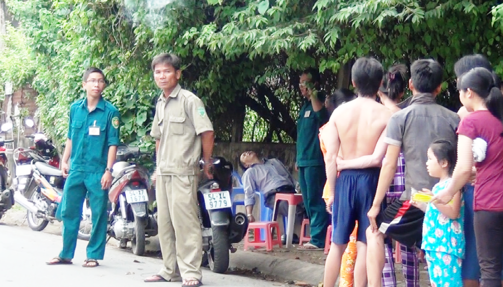 Nguoi dan ong chet trong tu the ngoi o via he Sai Gon hinh anh