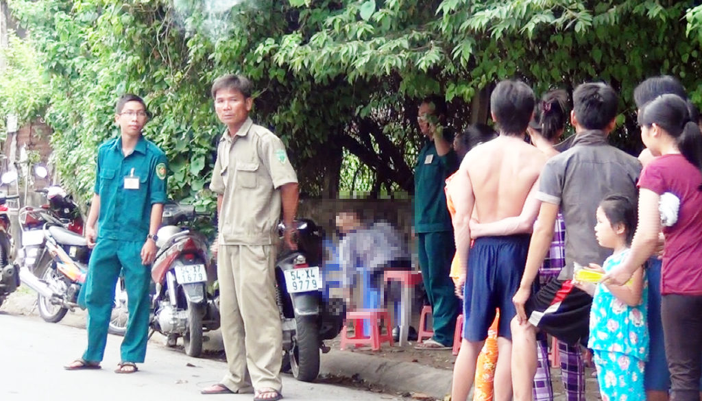 Hiện trường nơi người đàn ông chết trong tư thế ngồi sau khi uống nước tại quán vỉa hè.