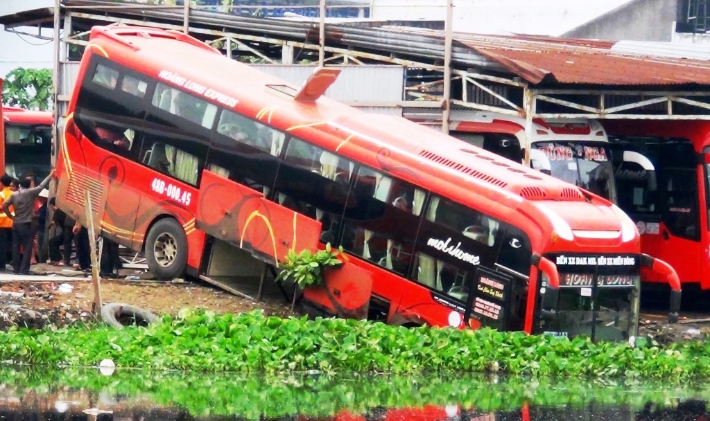 Xe khach cam dau xuong rach tai Sai Gon hinh anh