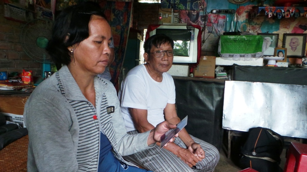 Vợ chồng ông Nở - bà Lan mất ăn mất ngủ suốt ba ngày qua từ khi con gái mất tích.