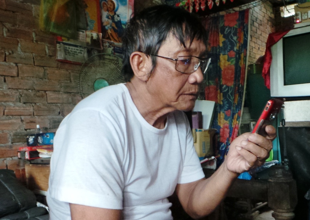 Suốt ba ngày qua, ông Nở liên tục gọi vào số điện thoại của con gái nhưng đều không liên lạc được.