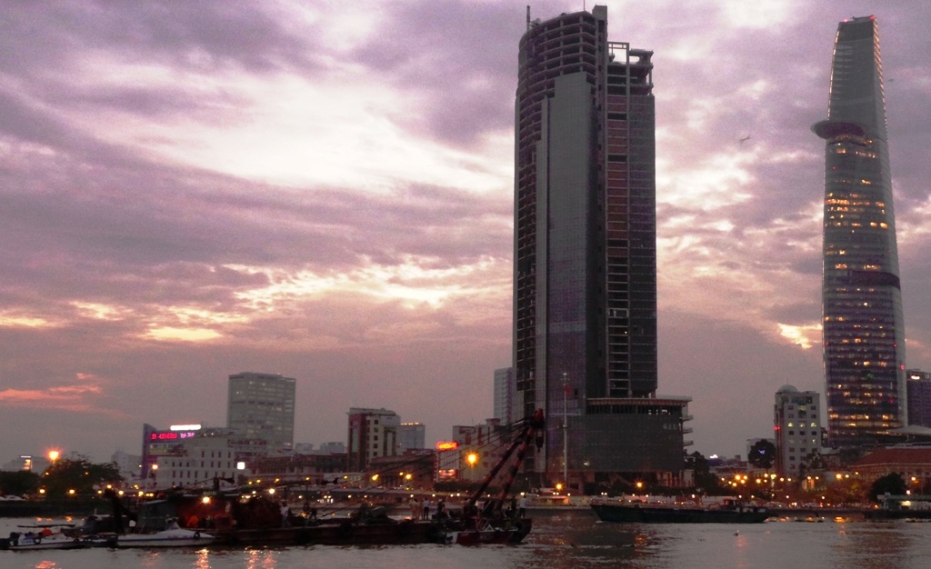 Khu vực xà lan bị chìm trên nóc hầm vượt sông Sài Gòn.