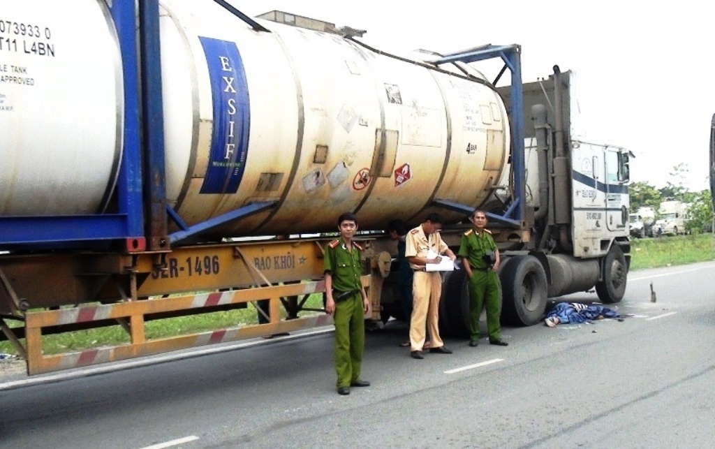 Lao vao xe dau keo dang chay, nguoi dan ong chet tai cho hinh anh