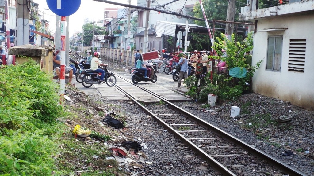 Lao vao tau hoa tu tu, nguoi phu nu bi can nat hinh anh