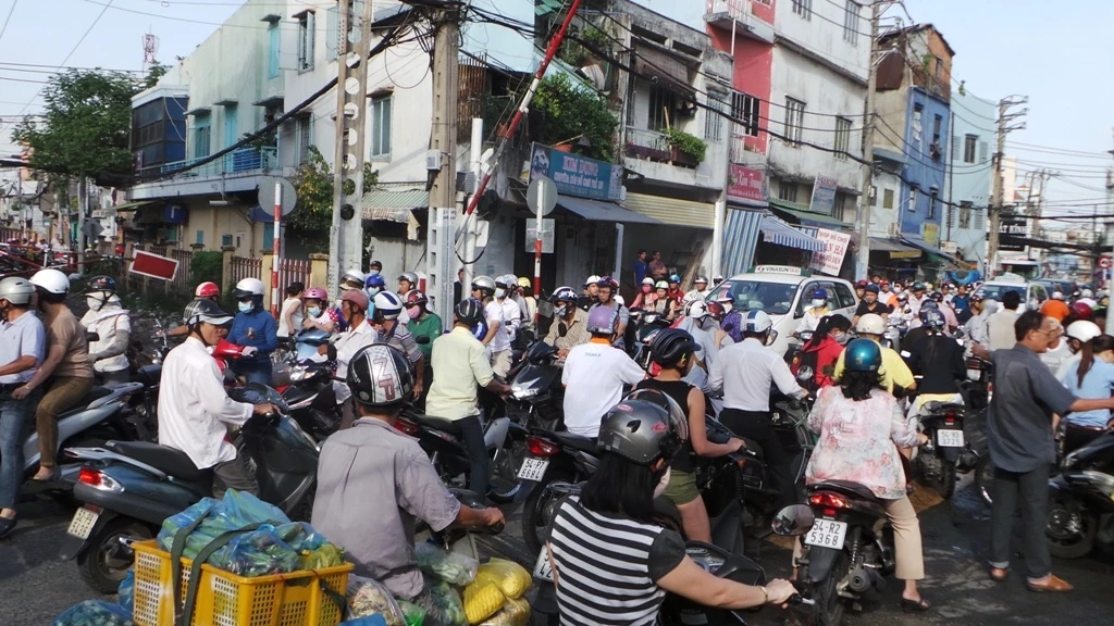 Qua kiểm tra chiếc xe mà nạn nhân để lại, cơ quan chức năng phát hiện một giấy chứng minh nhân dân mang tên Ngô Thị Bịch Huyền, 41 tuổi, tạm trú trên đường Nam Kỳ Khởi Nghĩa, P. 8, Q. 3.