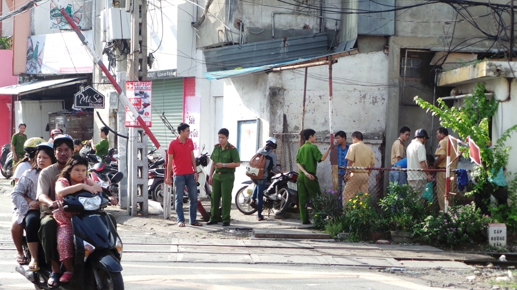 Hiện vụ việc đang được cơ quan chức năng điều tra làm rõ. Đến hơn 7h30 cùng ngày, thi thể người phụ nữ đã được di dời.
