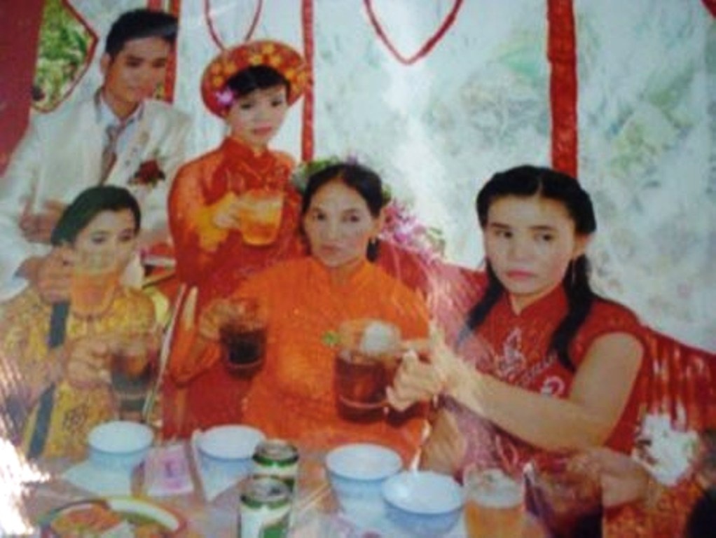 Hai cap vo chong hoan doi cho nhau va cung hanh phuc hinh anh