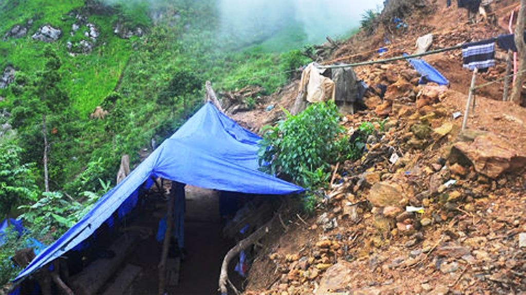 Núi Cà Nhút bị dân đào vàng băm nát.