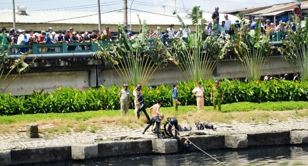 Hang tram nguoi dung xem vot thi the thanh nien chet duoi hinh anh