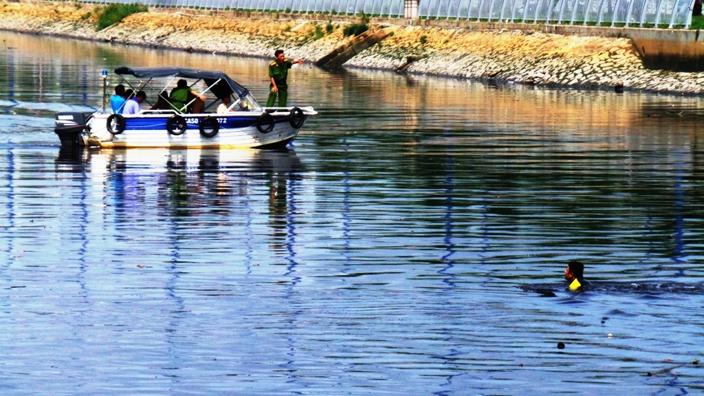 Lực lượng chức năng tìm kiếm nam thanh niên mất tích dưới kênh Tàu Hủ.