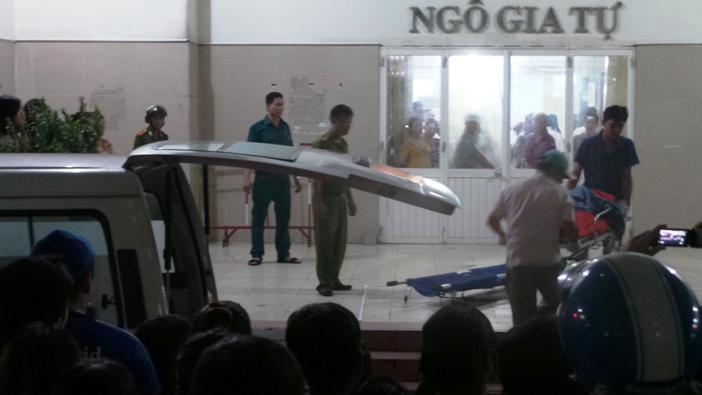 Nguoi phu nu cat tay, lao minh khoi cao oc Sai Gon hinh anh