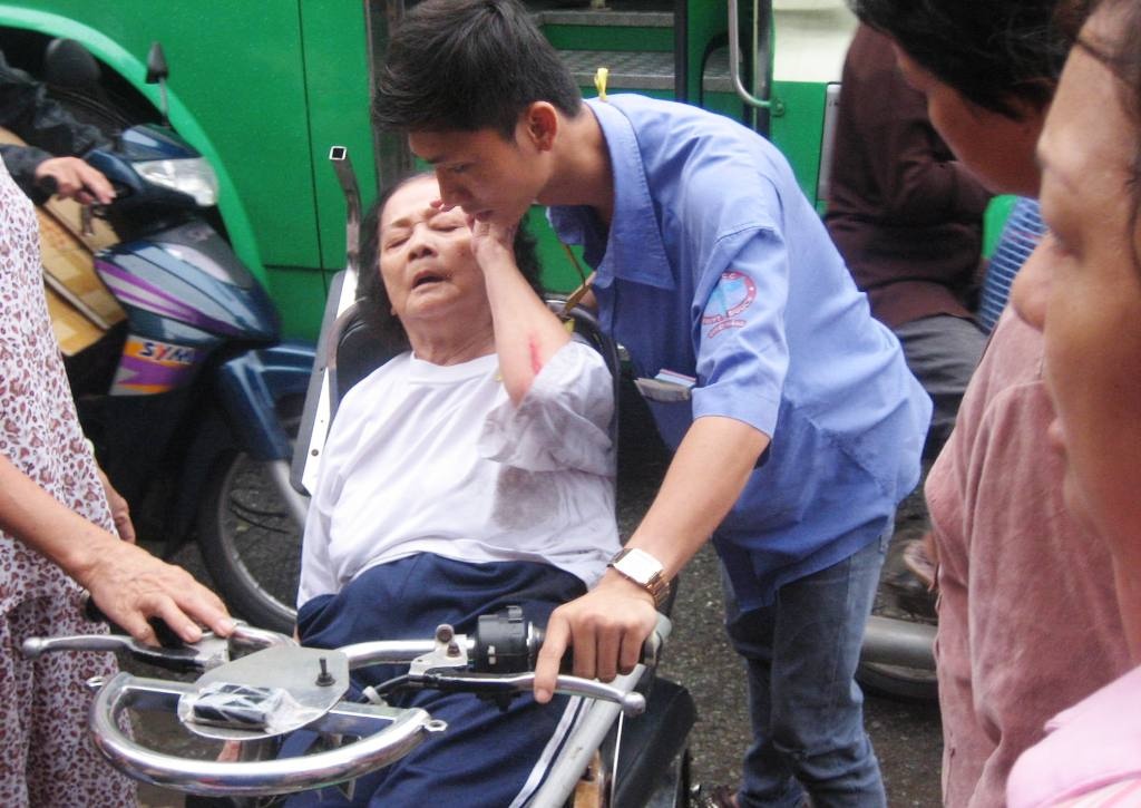 Xe buyt Sai Gon tong cu ba 70 tuoi di xe lan bat tinh hinh anh