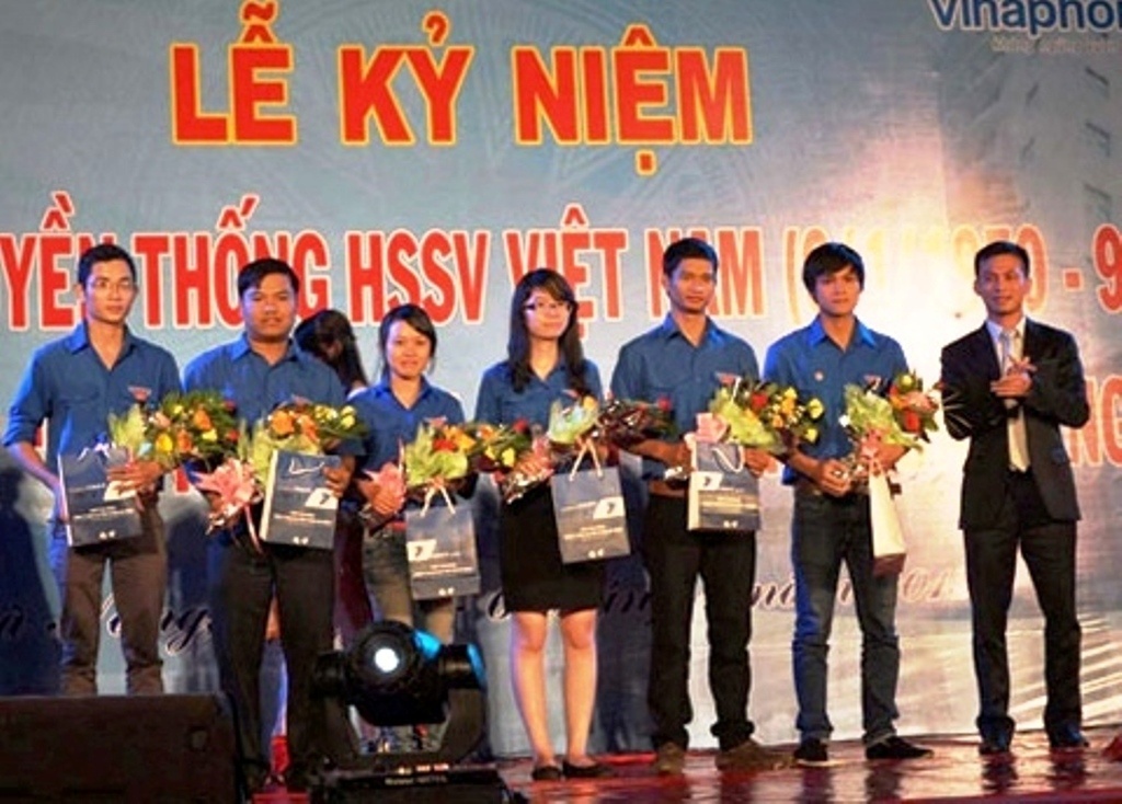 Ông Nguyễn Bá Cảnh (ngoài cùng bên phải) trao học bổng cho sinh viên.