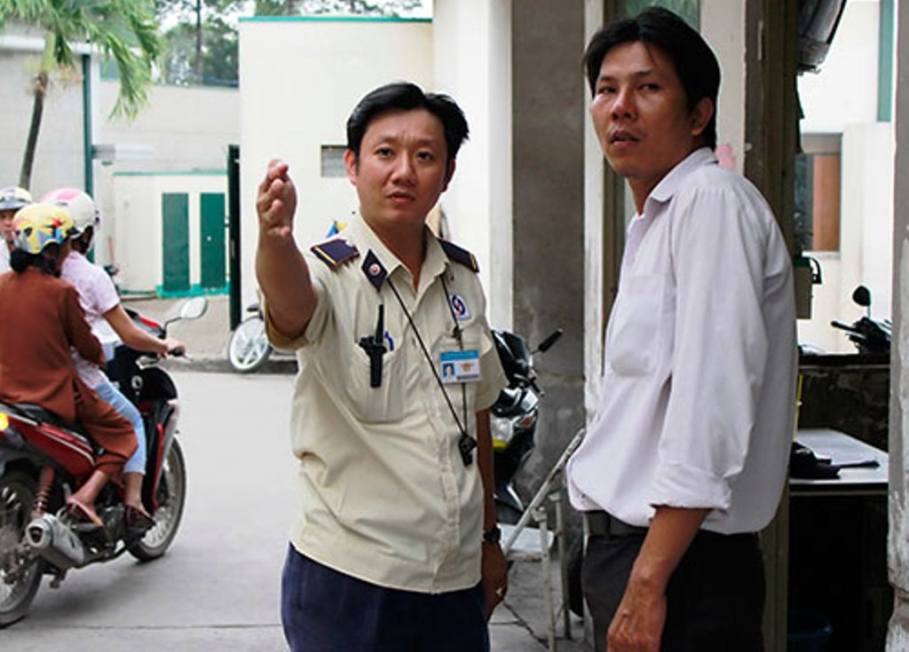 Bảo vệ Bệnh viện Nhân dân Gia Định (TP.HCM) hướng dẫn đường đi cho thân nhân người bệnh.