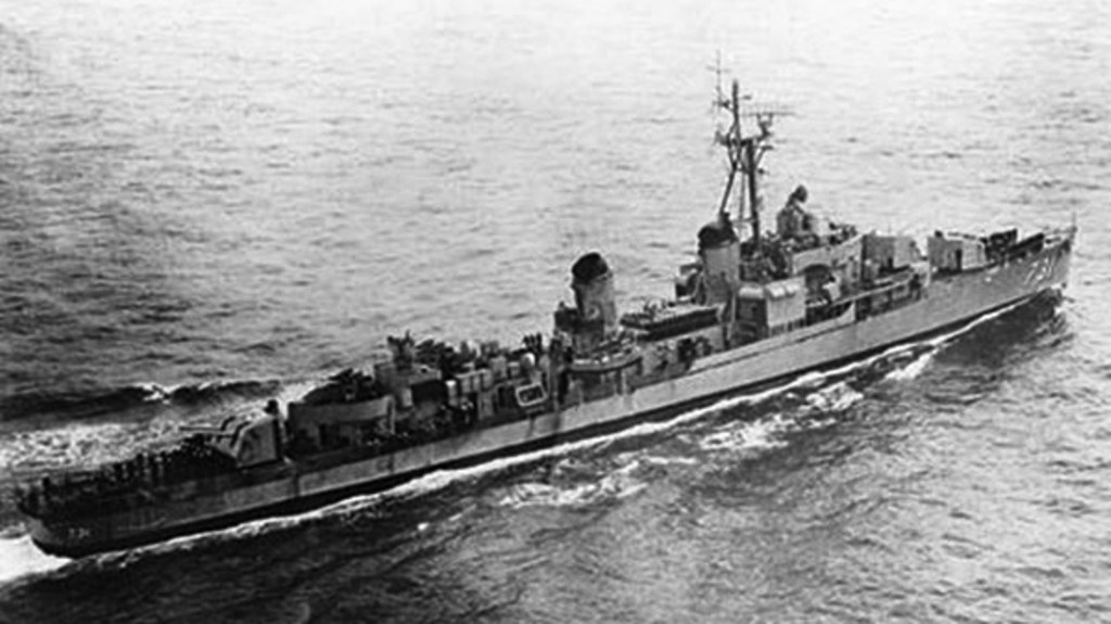 Tàu khu trục hạm Maddox trong những năm 1950 trên biển Đông.