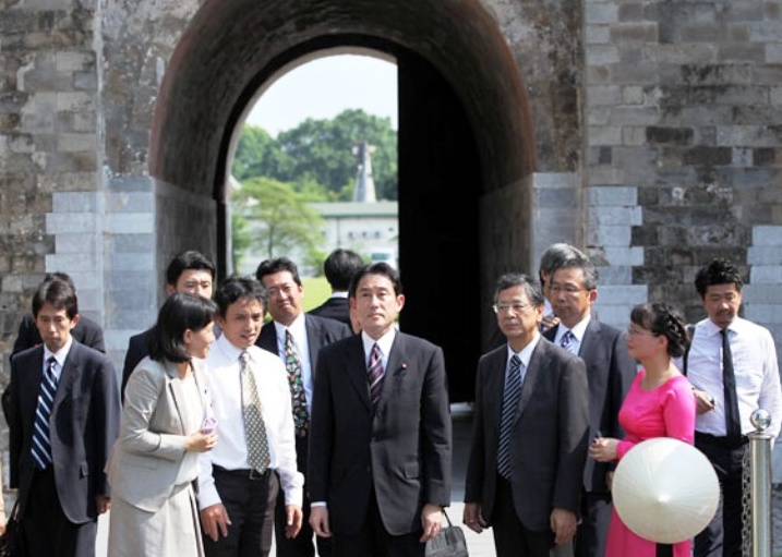 Ngoai truong Nhat tan bo trong di tich Hoang thanh hinh anh