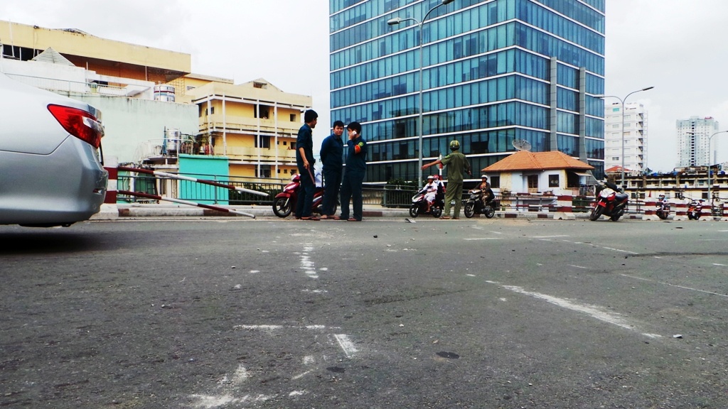 Vết cày mặt đường và đoạn dải phân cách bị gãy do chiếc xe ô tô gây ra.