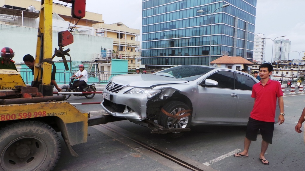 Xe cứu hộ di dời hiện trường trên cầu Calmette.