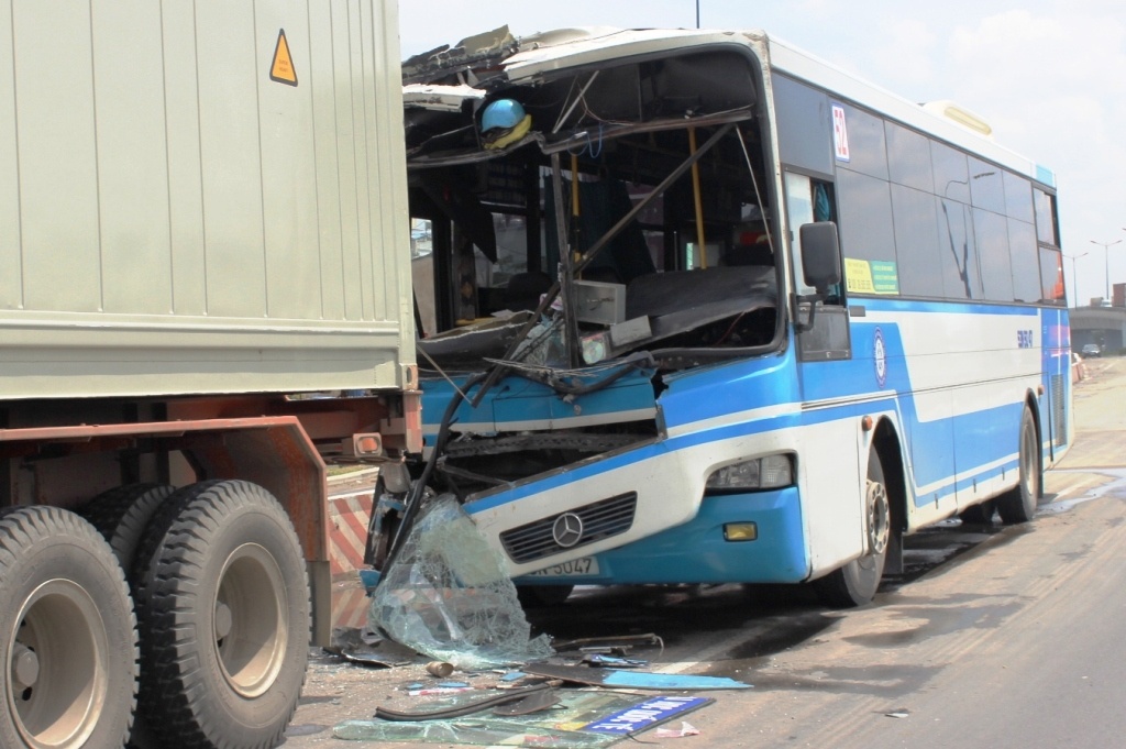 Xe buýt hư hỏng nặng phần đầu sau khi tông vào đuôi xe đầu kéo vì tài xế buồn ngủ.