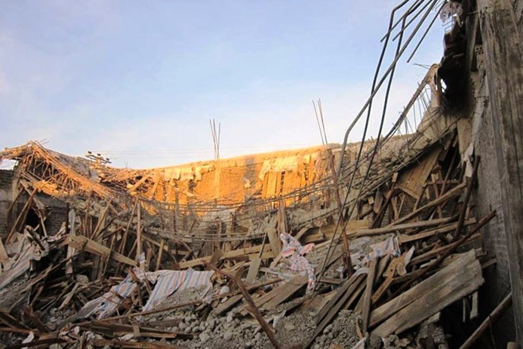 Sap hoi truong UBND xa khi dang thi cong hinh anh