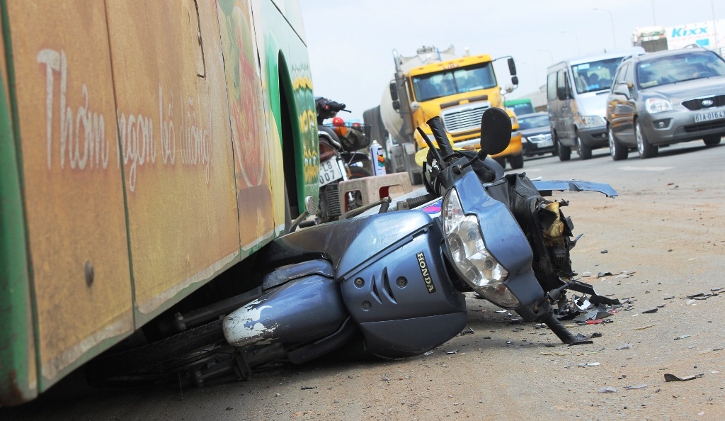 Con trai om me gao khoc giua quoc lo sau tai nan hinh anh