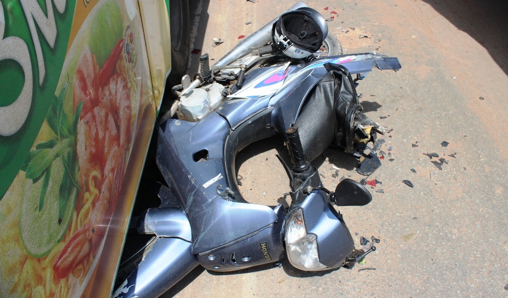 Lúc này, một xe đầu kéo lưu thông ngay phía sau lao đến tông vào xe máy khiến hai mẹ con nam thanh niên văng rất mạnh vào hông xe buýt 602. Cú tông mạnh cũng như việc vang vào xe buýt khiến người mẹ trọng thương và bất tỉnh ngay tại chỗ. Riêng nam thanh niên may mắn bị thương nhẹ.