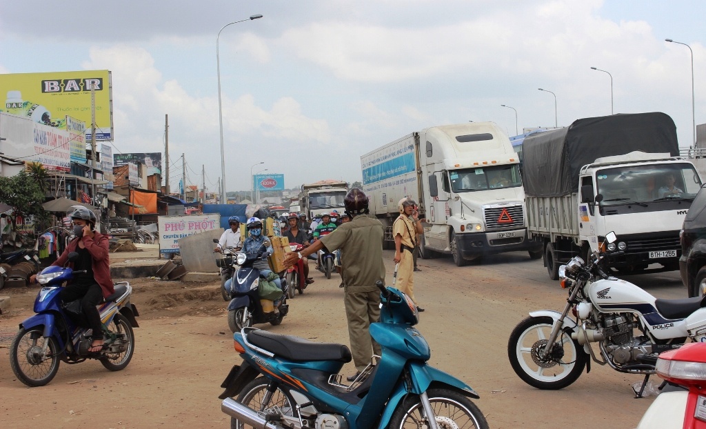 Chứng kiến mẹ nằm bất động và trọng thương, nam thanh niên chạy đến ôm mẹ gào khóc và cầu cứu người dân trên quốc lộ 1A khiến nhiều người xúc động. Lập tức, mọi dân kêu xe đưa người mẹ đi cấp cứu nhưng vì vết thương quá nặng, người mẹ đã tử vong trên đường đến bệnh viện.