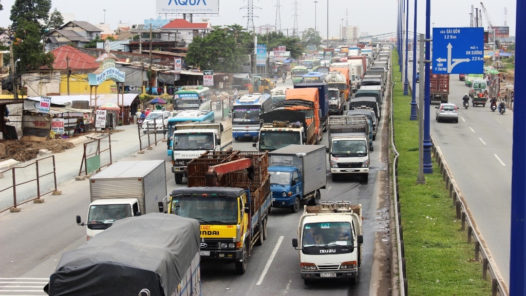 Vụ tai nạn cũng làm giao thông trên quốc lộ 1A ùn tắt nghiêm trọng kéo dài từ Suối Tiên đến khu vực hiện trường. Lực lượng chức năng thị xã Dĩ An nhanh chóng có mặt giải quyết và điều tra nguyên nhân vụ việc. Đến hơn 11h30, hiện trường mới được xử lý xong.