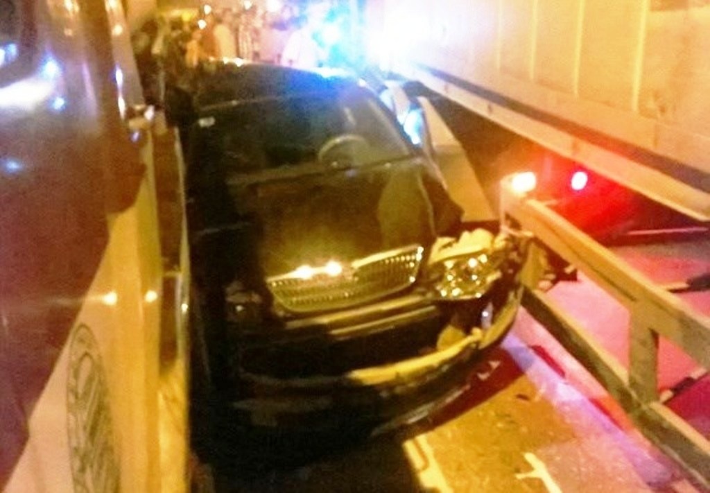 Camry bi ep bep rum giua 'gong kim' xe bon va container hinh anh