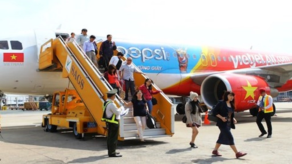 Nhieu chuyen bay phai chuyen huong vi thoi tiet xau hinh anh