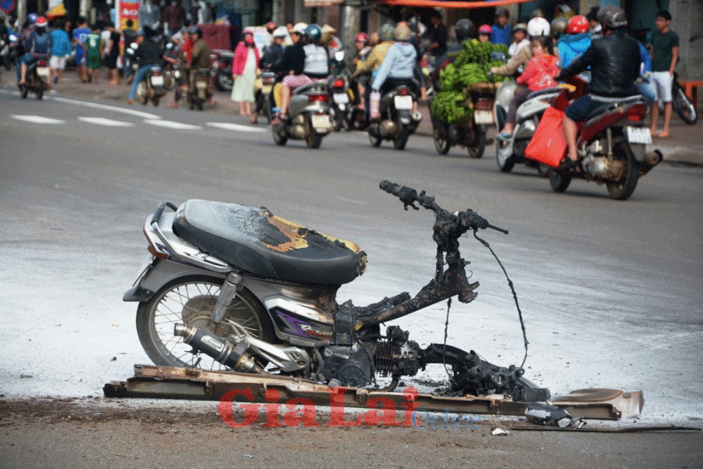 Dam o to, xe may boc chay du doi hinh anh