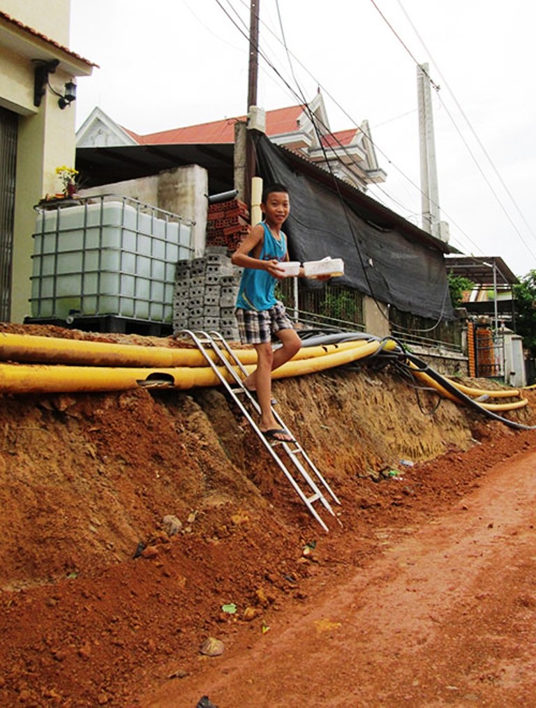 Chú bé này phải “làm xiếc” trên thang khi đi mua thức ăn về