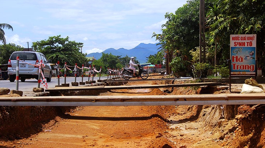 Nhà nhà bắc cầu (đoạn qua xã Lộc Bổn, huyện Phú Lộc, Thừa Thiên - Huế)