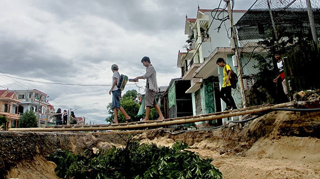 Học sinh Trường THCS Phú Hải (TP Đồng Hới) tan học về nhà.