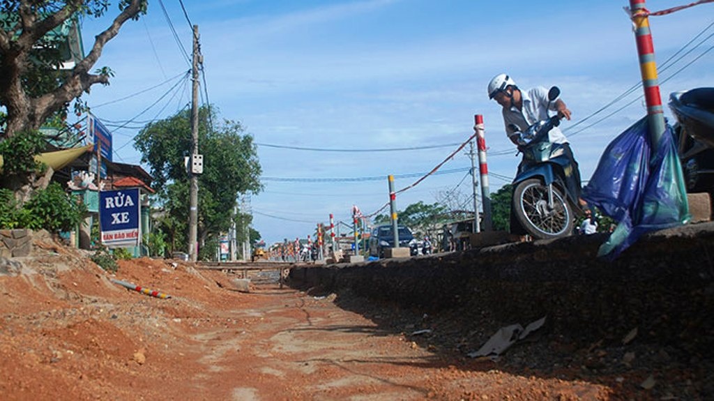 Một khách hàng đến giao dịch tại Công ty Thiết bị điện Quảng Trị (xã Cam An, huyện Cam Lộ, Quảng Trị) không tìm được lối vào, vì trước mặt công ty này bị một “giao thông hào” rộng hơn 2m ngăn với quốc lộ 1