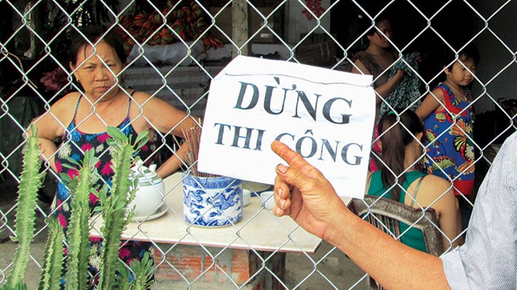 Một người dân xã Ba Đồn, Quảng Bình: “Tui và bà con phải treo bảng này để kêu cứu vì họ thi công làm rung nhà, nứt nẻ hết”