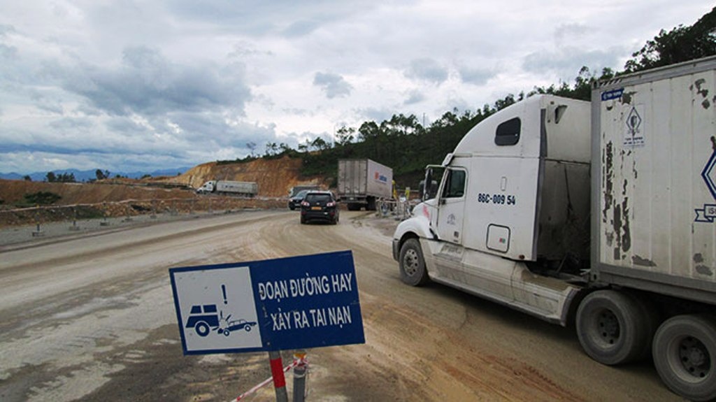 Đoạn đường thi công trên đỉnh đèo Lý Hòa, xã Hải Trạch, huyện Bố Trạch, Quảng Bình phải cắm bảng cảnh báo tai nạn.