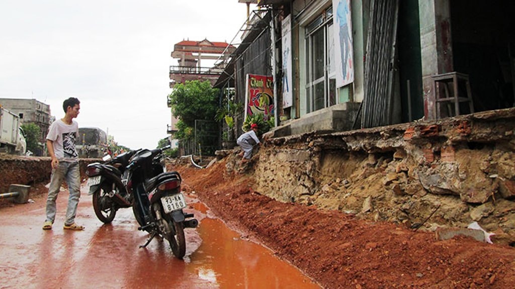 Cô bé này phải trèo gần 2m từ dưới hố móng chênh vênh để lên nhà mình.