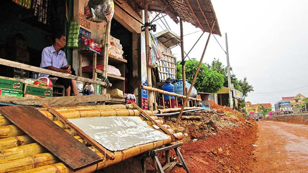 Ông Phạm Xuân Tiến ở Lý Hòa (xã Hải Trạch, huyện Bố Trạch, Quảng Bình): “Đường vào nhà bị đào hào sâu, chỉ còn biết ngồi bó tay, chứ khách nào vào mua hàng?”