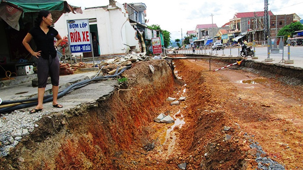Bà Đào Thị Nghĩa (thị trấn Quán Hàu, huyện Quảng Ninh, Quảng Bình) cho biết từ khi đơn vị thi công đào mương này thì không còn khách vào bơm lốp rửa xe nữa. Gia đình họ sẽ sống bằng gì đây?