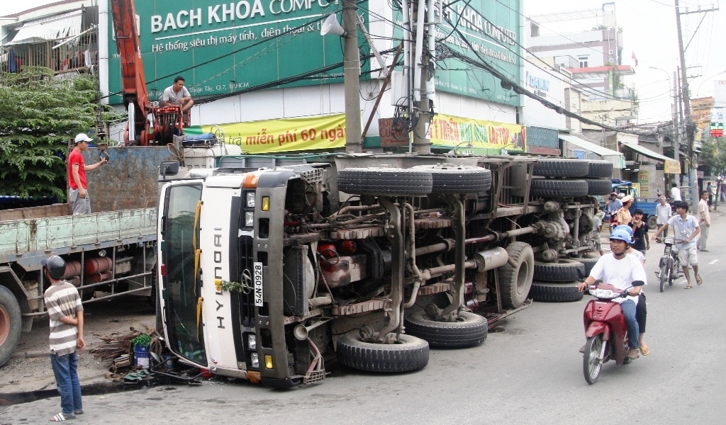 Tranh cu gia, xe cho hang chuc tan thep lat nhao hinh anh