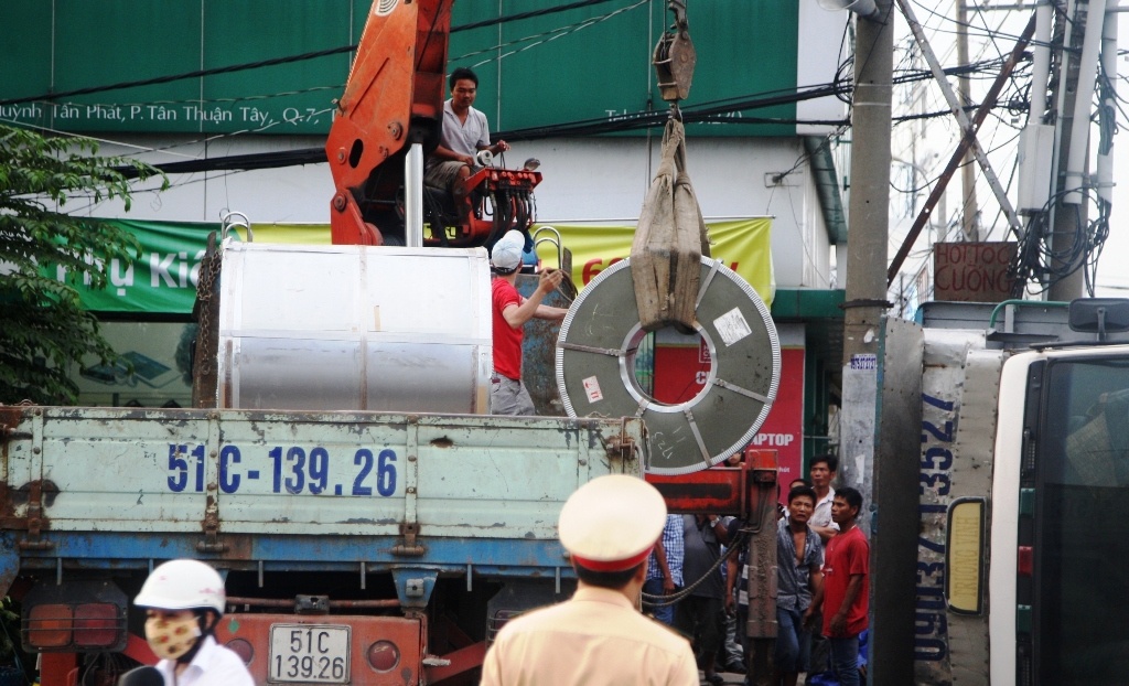 Lực lượng chức năng đang di dời hiện trường.