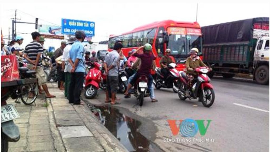 Cô gái được đưa vào bệnh viện để kiểm tra vết thương ở chân.