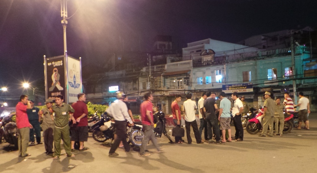 Nguoi phat com tu thien bi dam chet giua giao lo hinh anh