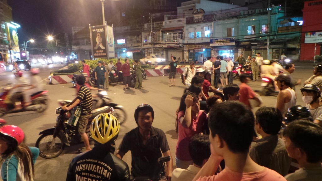 Nguoi phat com tu thien bi dam chet giua giao lo hinh anh