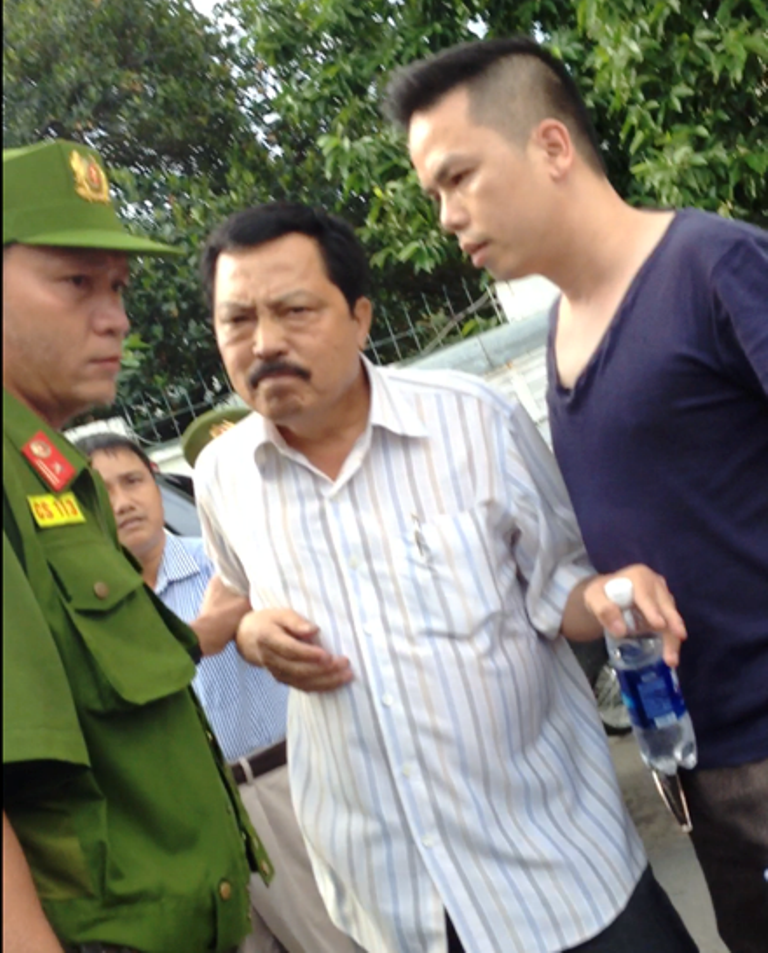 Ông Thành - ông chủ Thành Bưởi - bị Cảnh sát 113 áp giải lên làm việc với thanh tra.